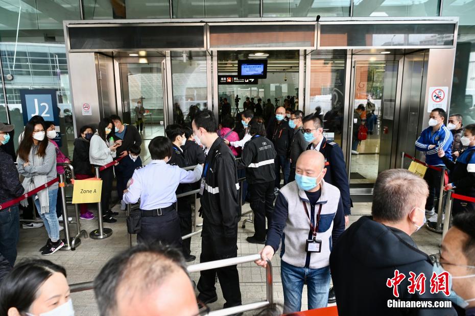 乗車券を購入するために列に並ぶ大勢の市民（撮影?李志華）。