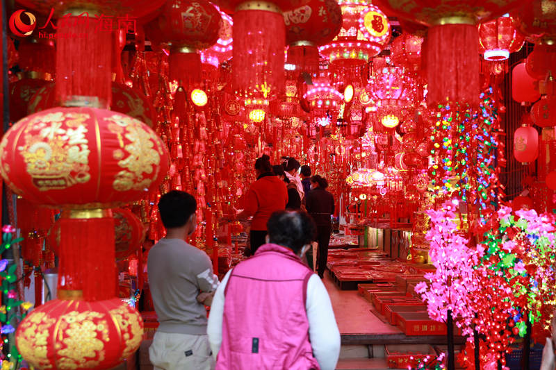 春節(jié)を待ちわび、年越しの準(zhǔn)備に活気づく舊市街　海南省海口