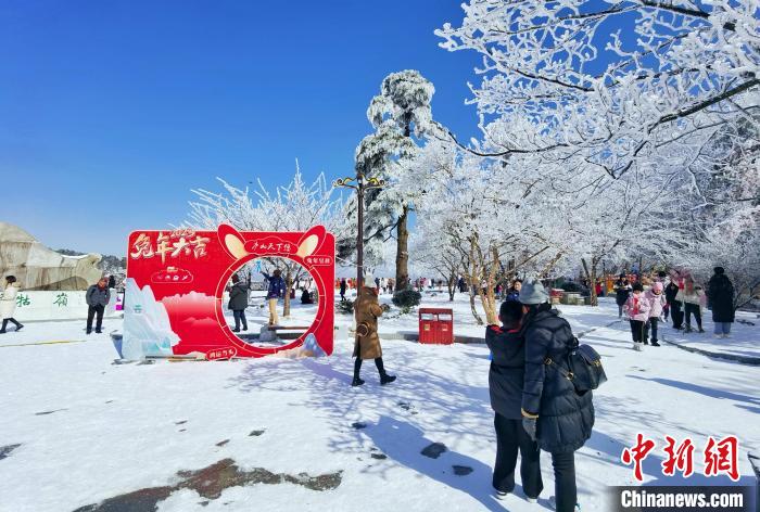 2023年の初雪が観測された江西省廬山　観光客を魅了
