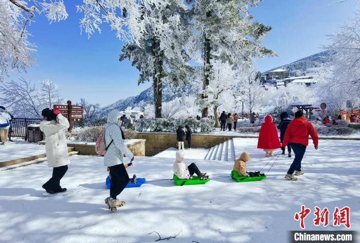 2023年の初雪が観測された江西省廬山　観光客を魅了