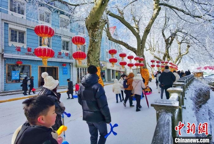 2023年の初雪が観測(cè)された江西省廬山　観光客を魅了