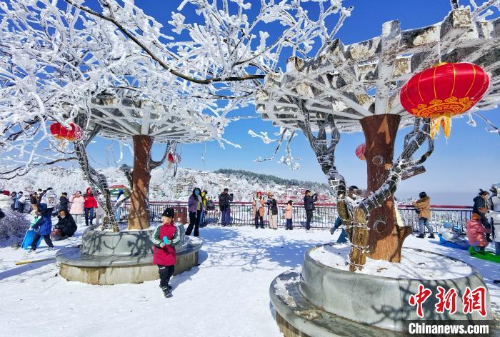 2023年の初雪が観測(cè)された江西省廬山　観光客を魅了