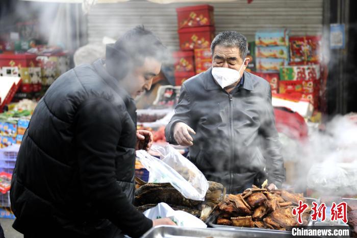 春節(jié)を控え、年越し用品の購(gòu)入に忙しい市民　陝西省延安