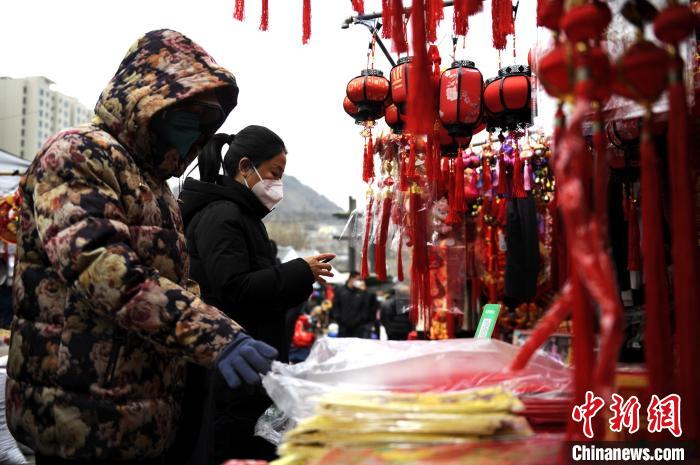 春節(jié)を控え、年越し用品の購(gòu)入に忙しい市民　陝西省延安