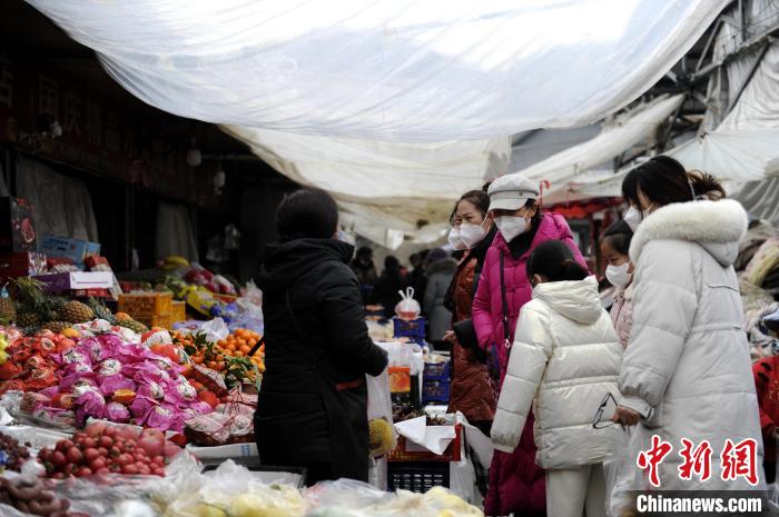 春節(jié)を控え、年越し用品の購(gòu)入に忙しい市民　陝西省延安