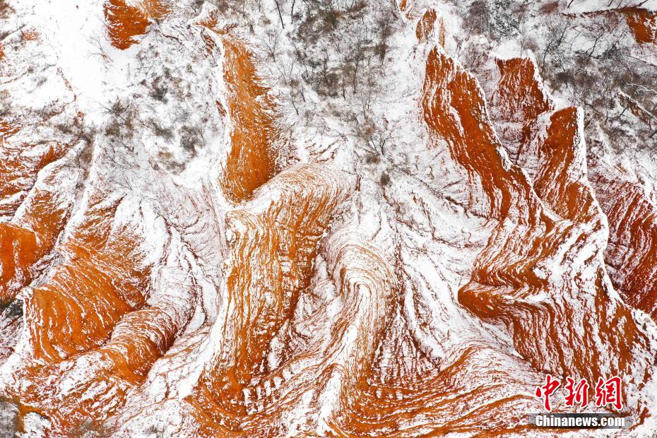 赤色の大地に映える白い雪　河南西部の山岳エリア