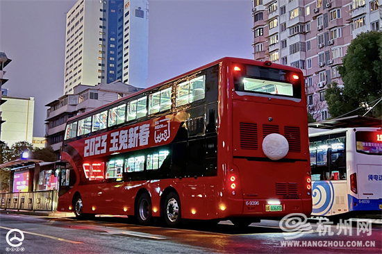 杭州にウサギの耳としっぽが付いた二階建てバスが登場　浙江省