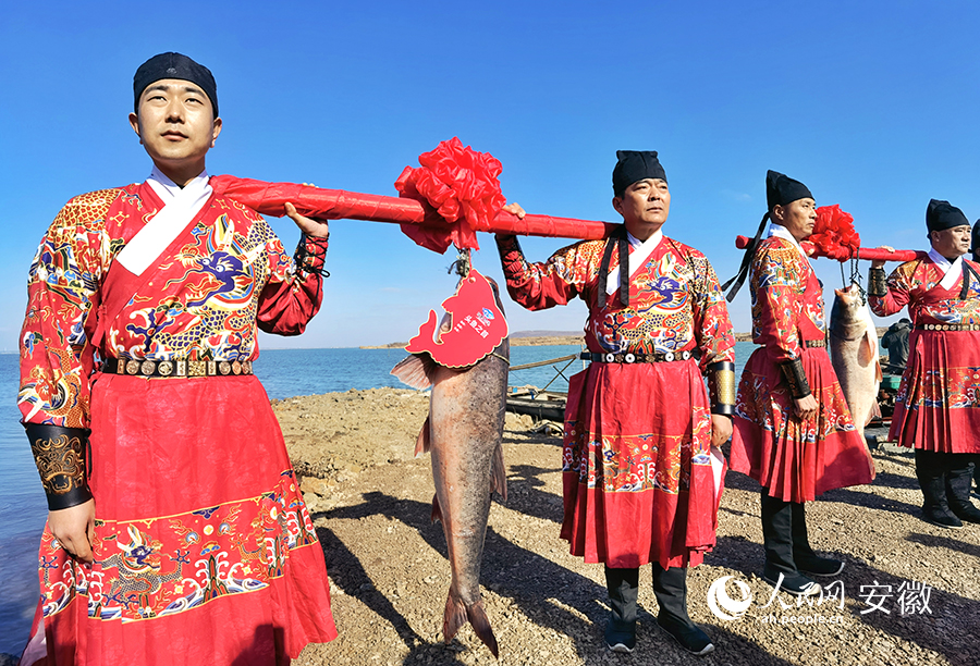 大漁に笑顔！春節(jié)を前に女山湖で冬の漁　安徽省明光市