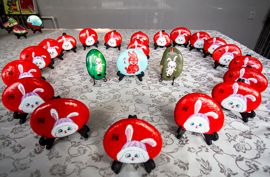 兎年に彩を添えるウサギを描いたストーンアート　河北省