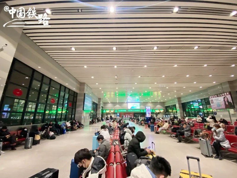 春節(jié)控えた中國(guó)で帰省客のピークに備え「夜行高速列車(chē)」を増発