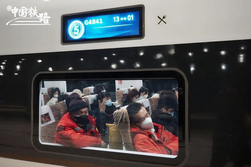 春節(jié)控えた中國(guó)で帰省客のピークに備え「夜行高速列車(chē)」を増発