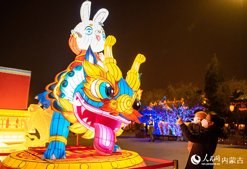 春節(jié)ムードを盛り上げるウサギの飾り提燈　內(nèi)蒙古