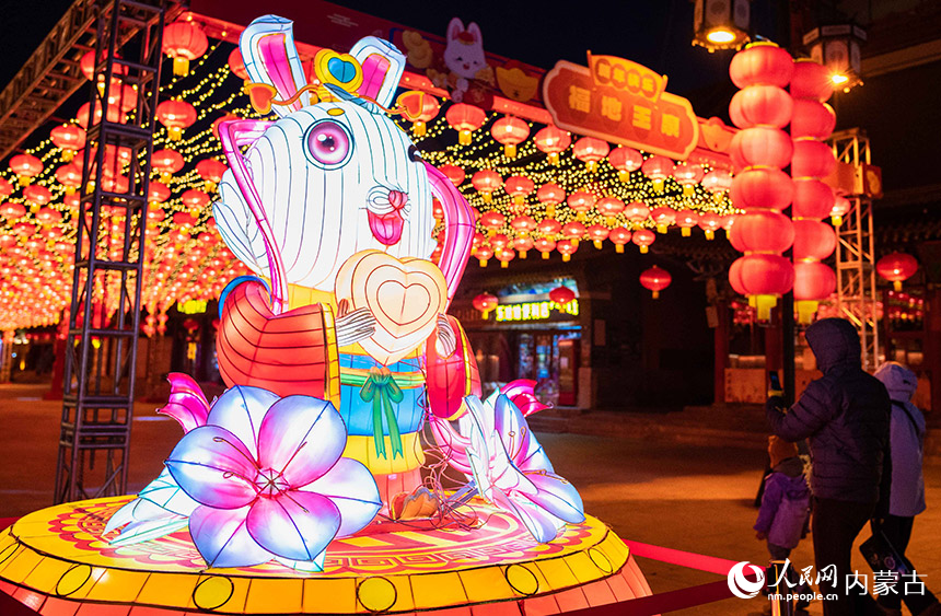 春節(jié)ムードを盛り上げるウサギの飾り提燈　內(nèi)蒙古