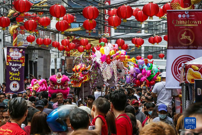 フィリピン?マニラのチャイナタウンで獅子舞と龍舞を披露
