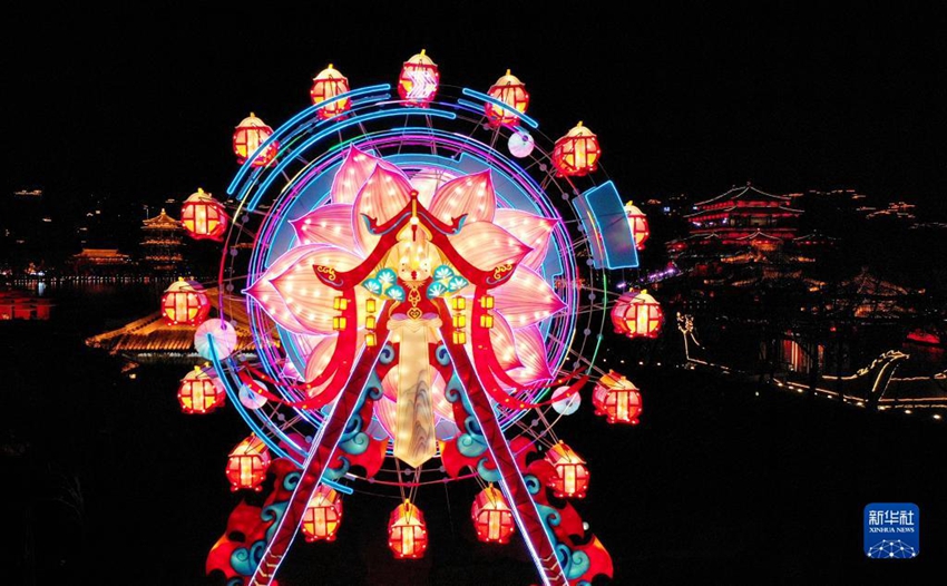 古都?長安の夜空に輝く花提燈　陝西省西安の大唐芙蓉園