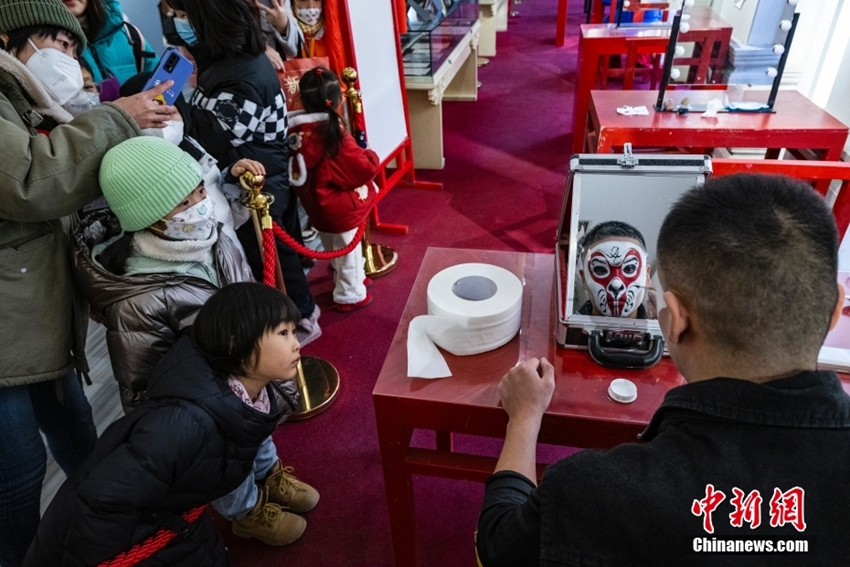 春節(jié)連休の子どもたち　劇場で中國文化の粋?京劇を間近に體験