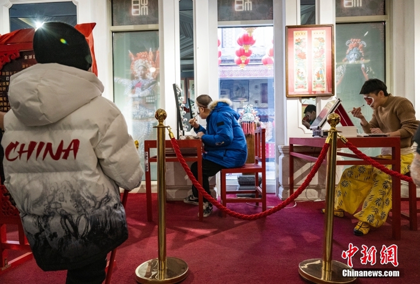 春節(jié)連休の子どもたち　劇場で中國文化の粋?京劇を間近に體験