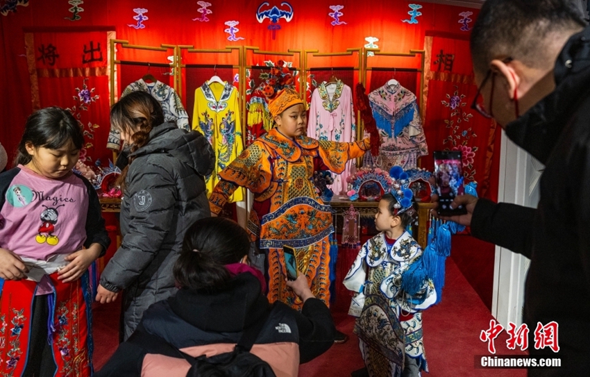 舞臺で京劇のコスチュームを體験する子どもたち （撮影?侯宇）