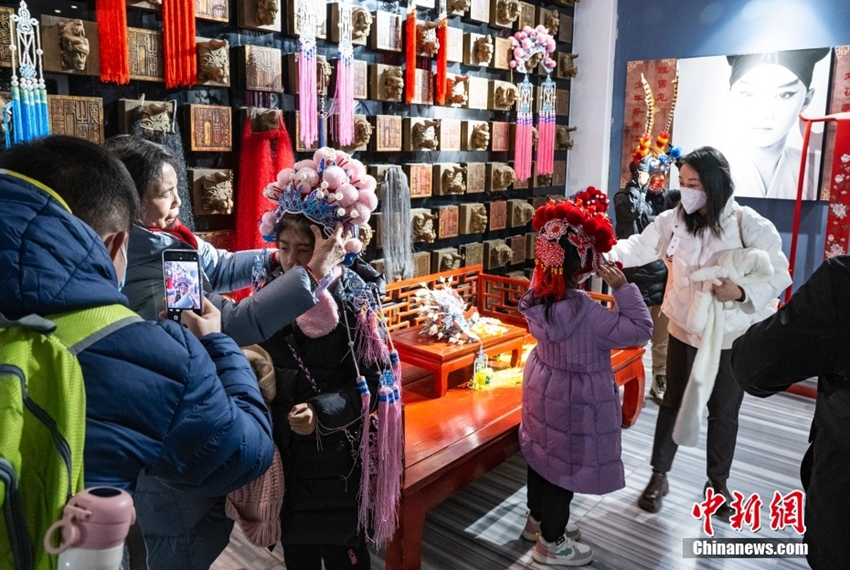 春節(jié)連休の子どもたち　劇場で中國文化の粋?京劇を間近に體験