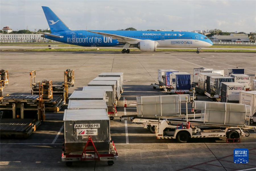 今年初の中國人観光客を迎えたフィリピン?マニラ　観光大臣が出迎え