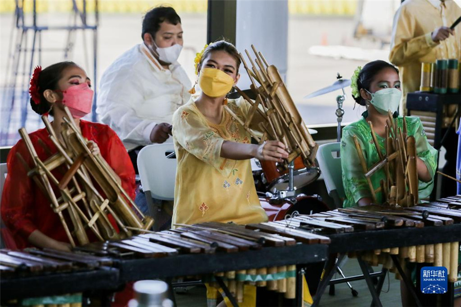 今年初の中國(guó)人観光客を迎えたフィリピン?マニラ　観光大臣が出迎え