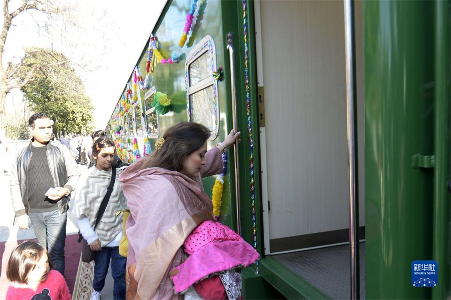 中國から輸入した鉄道客車の運行開始　パキスタン