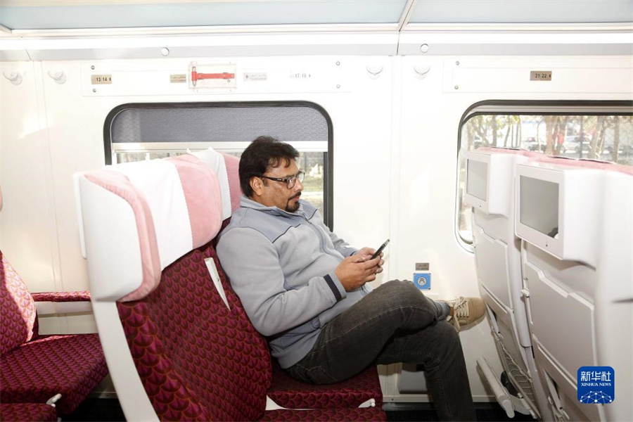 中國(guó)から輸入した鉄道客車の運(yùn)行開始　パキスタン