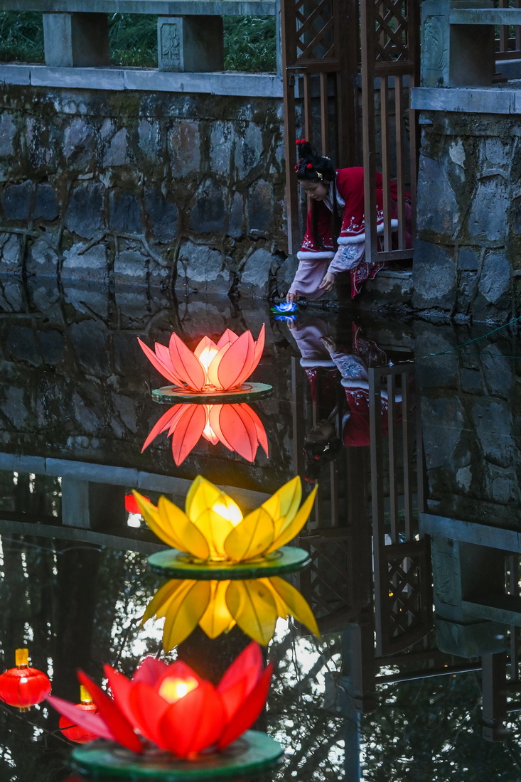 江南の古鎮(zhèn)で民俗伝統(tǒng)行事「鰲山燈會」開催　浙江省