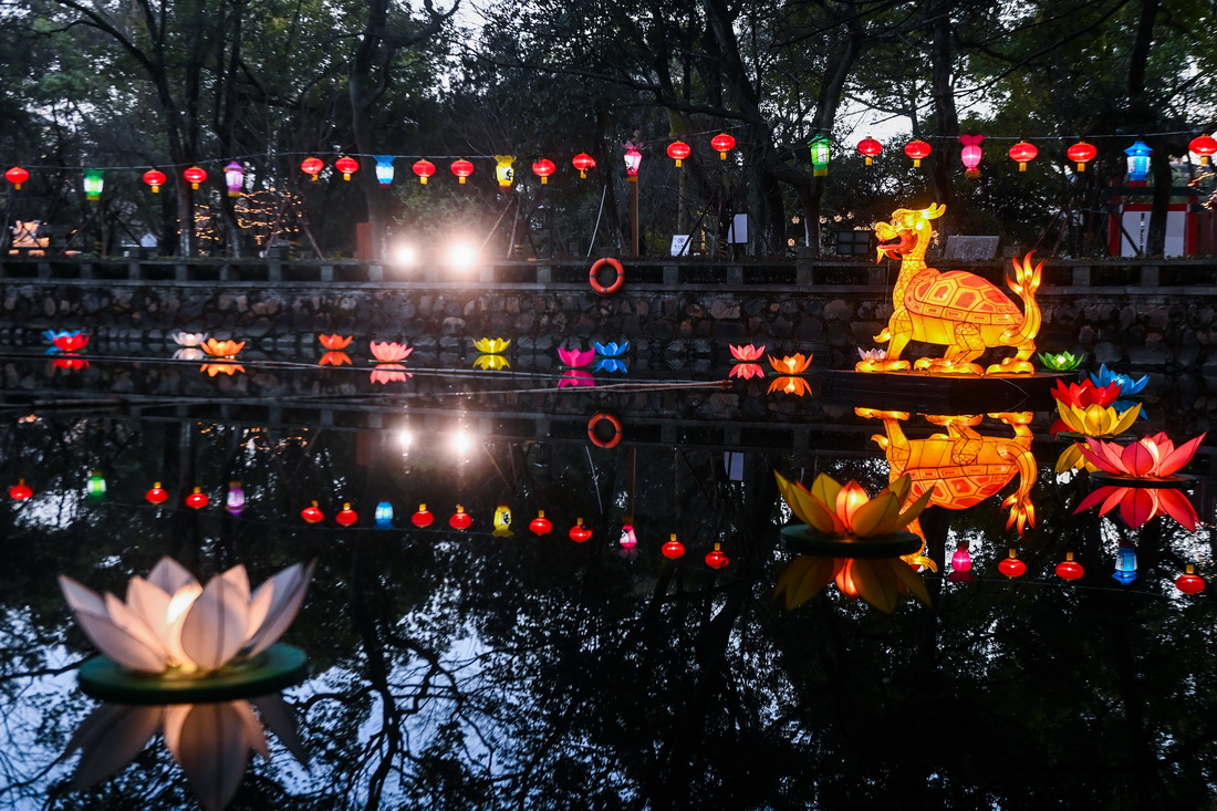 江南の古鎮(zhèn)で民俗伝統(tǒng)行事「鰲山燈會(huì)」開催　浙江省