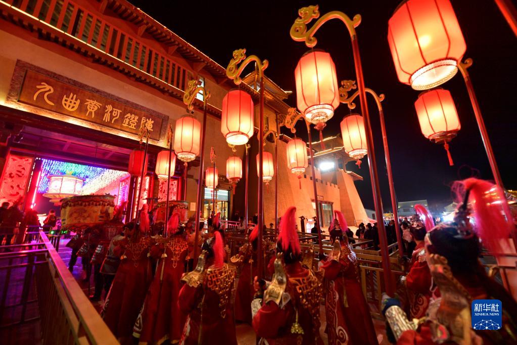 元宵節(jié)を祝う「九曲黃河燈陣」のライトアップ　甘粛省