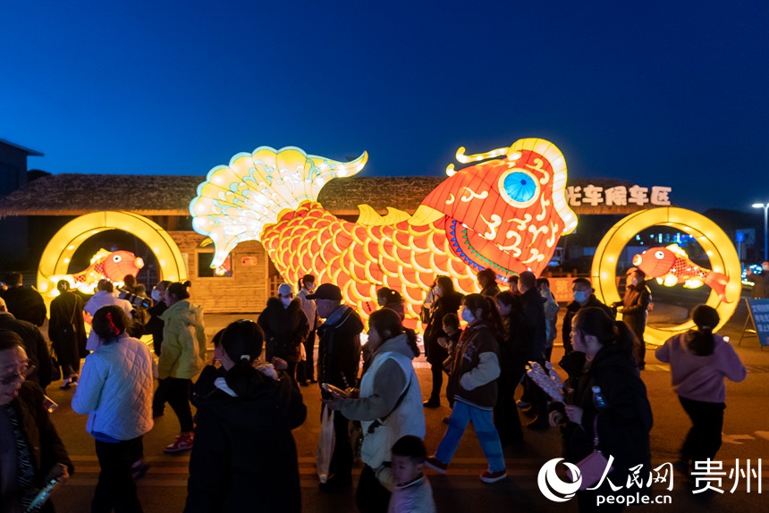 カラフルなランタン祭りで披露された無(wú)形文化遺産の「打鉄花」　貴州省貴陽(yáng)