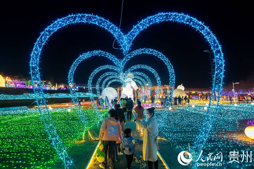 カラフルなランタン祭りで披露された無形文化遺産の「打鉄花」　貴州省貴陽