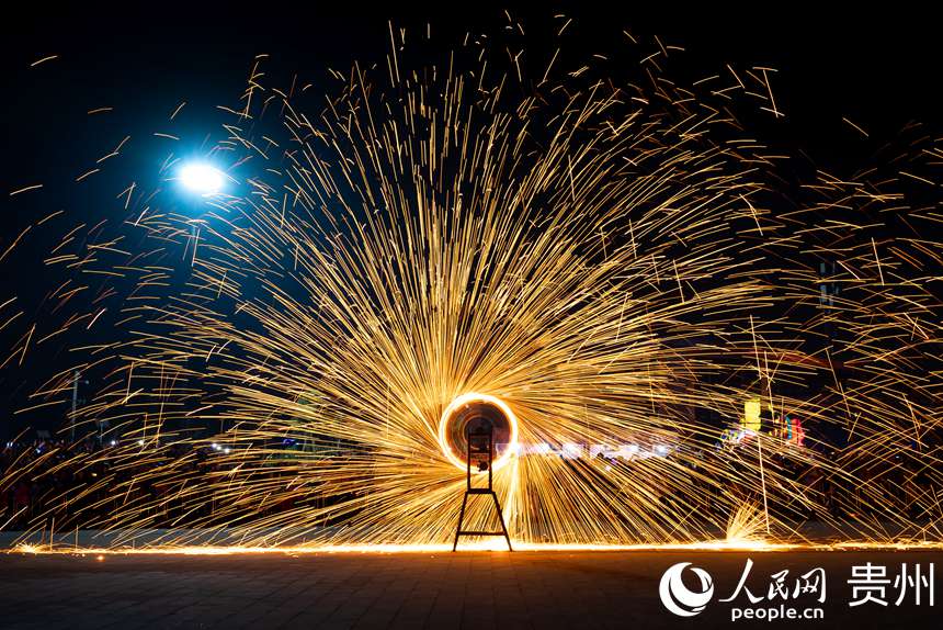 カラフルなランタン祭りで披露された無形文化遺産の「打鉄花」　貴州省貴陽