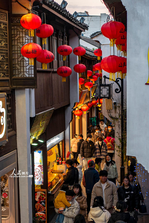 春節(jié)後も観光客で賑わいを見せる江蘇省蘇州市の山塘街