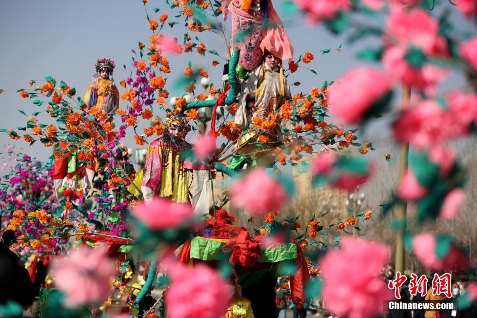 思わずドキドキしてしまう！高さの際立つ伝統(tǒng)パフォーマンス　青海省