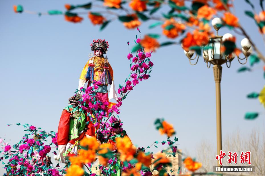 思わずドキドキしてしまう！高さの際立つ伝統(tǒng)パフォーマンス　青海省