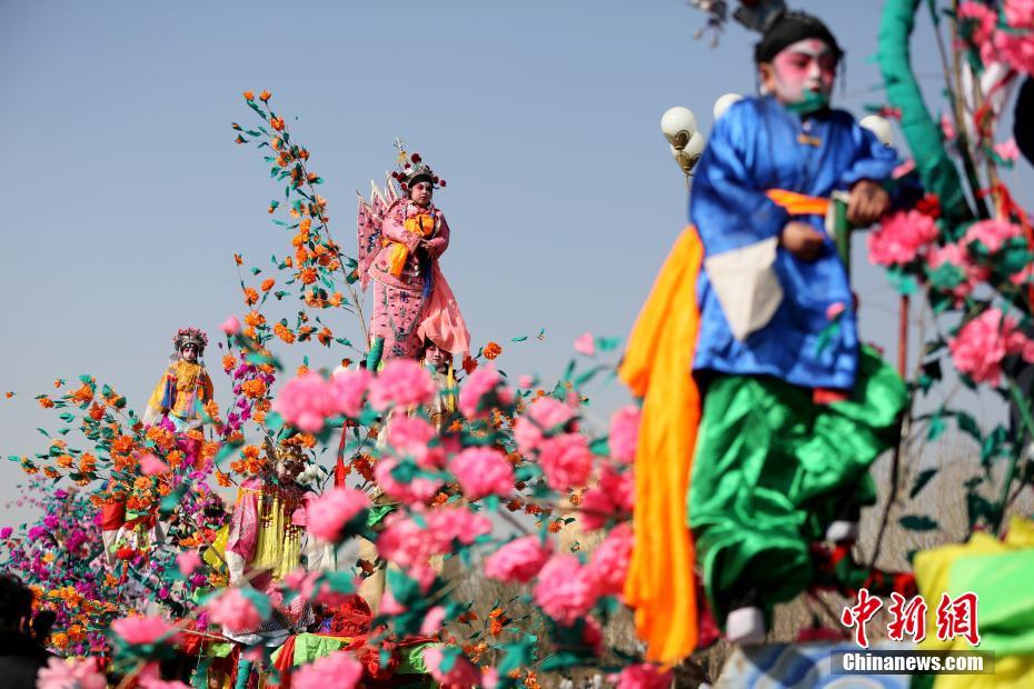 思わずドキドキしてしまう！高さの際立つ伝統(tǒng)パフォーマンス　青海省