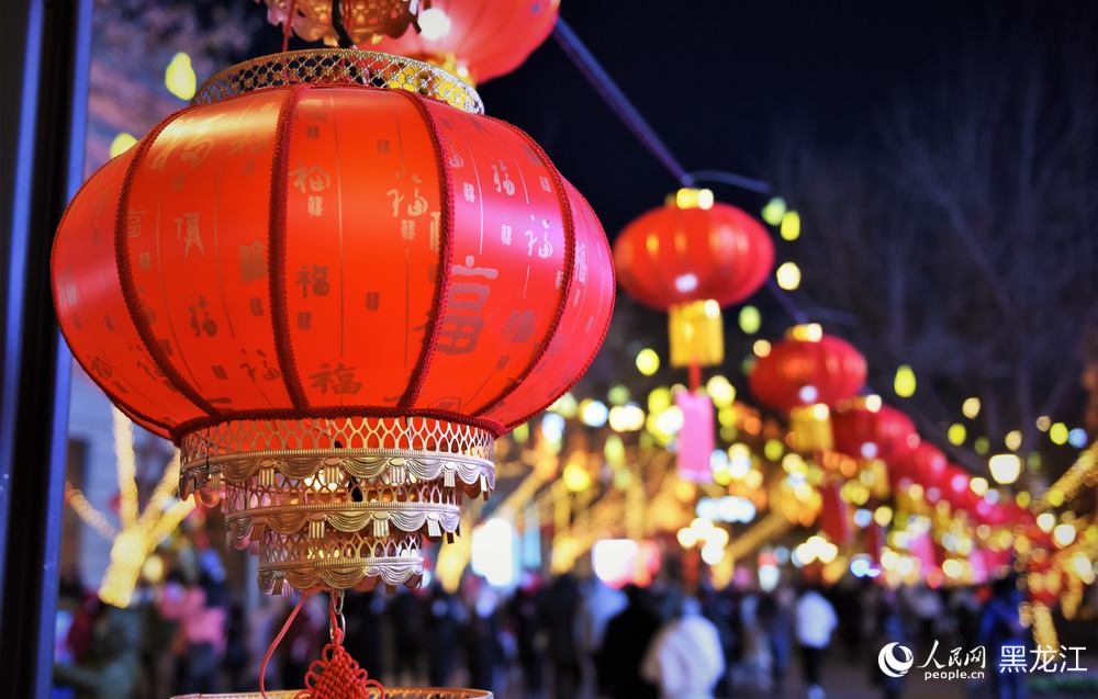 元宵節(jié)を祝うランタンで明るく燈された黒竜江省哈爾浜