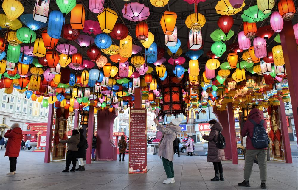 元宵節(jié)を祝うランタンで明るく燈された黒竜江省哈爾浜