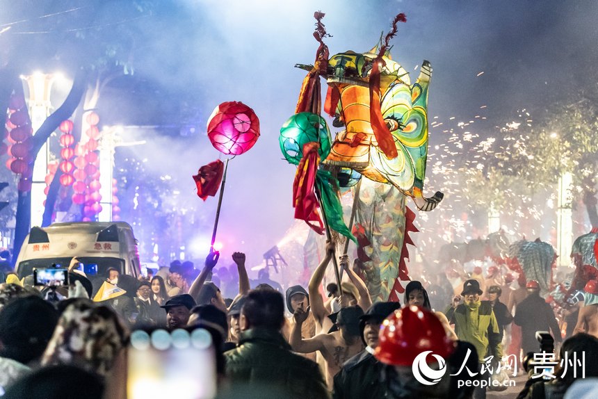 貴州省黔東南苗族侗族自治州臺(tái)江県で披露された「舞竜噓花」のパフォーマンス（撮影?涂敏）。