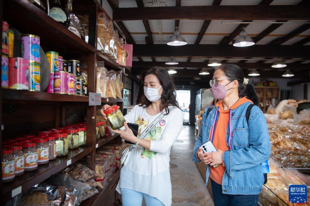 大陸部からの澳門観光再開を祝い、ツアー第1陣の歓迎セレモニー