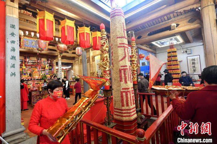 祈願や參拝に訪れた村人や観光客（撮影?呂明）。