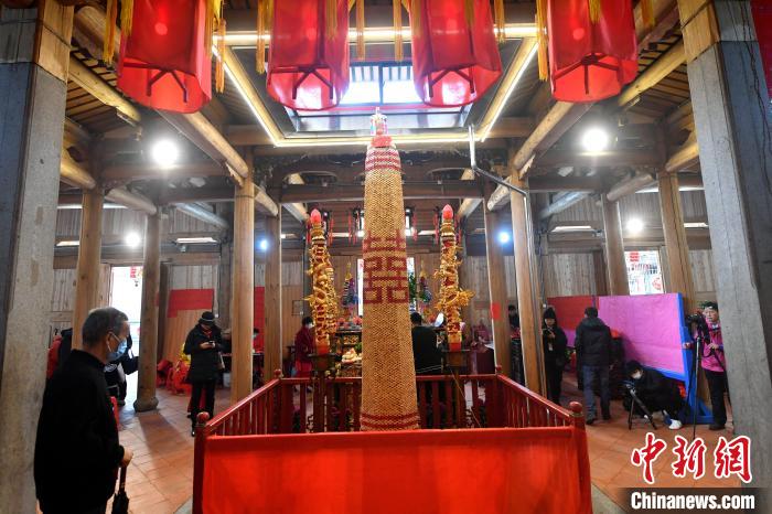 サトウキビを365層積み上げて作られたサトウキビタワー　福建省莆田