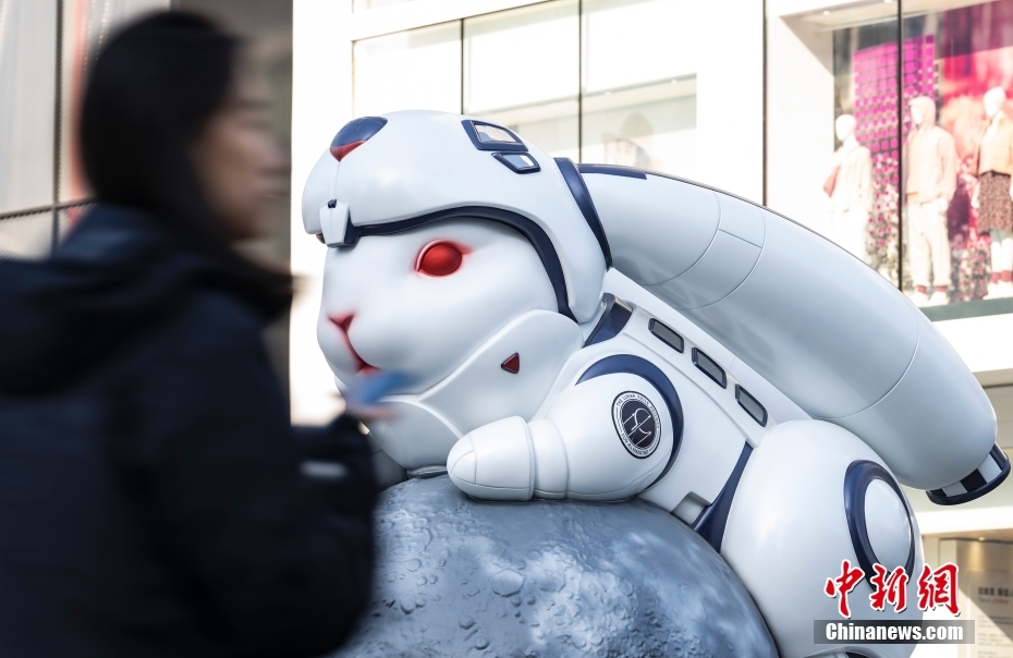 北京市の有名な繁華街である三里屯に登場した宇宙服を著たウサギのモニュメント「To」（「途」）。