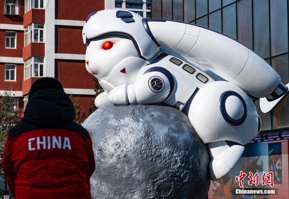 繁華街に映畫(huà)「流浪地球2」とコラボしたウサギのモニュメント　北京市