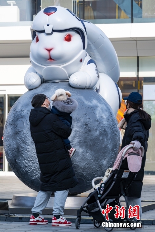 繁華街に映畫「流浪地球2」とコラボしたウサギのモニュメント　北京市