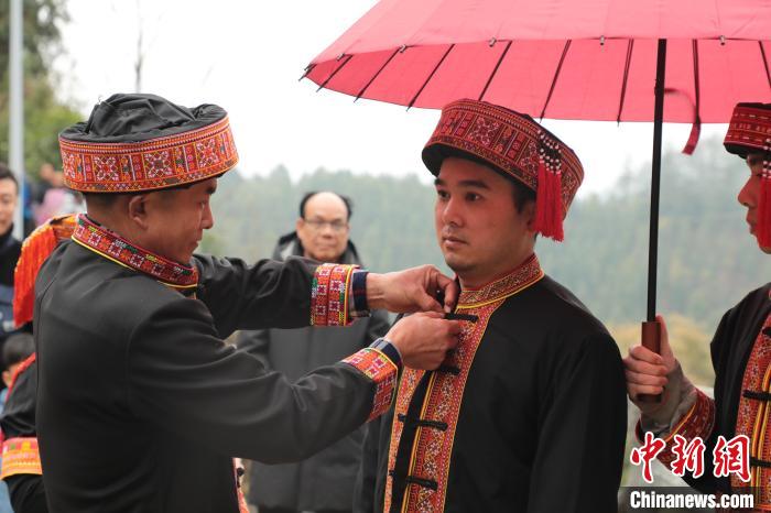 新婦の元に嫁ぐ新郎の服を整える友人（撮影?陶振英）。