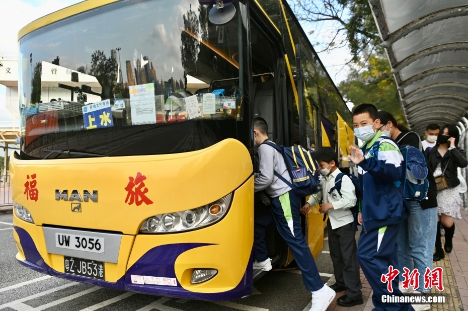 越境通學していた學童が香港特區(qū)の學校に戻る