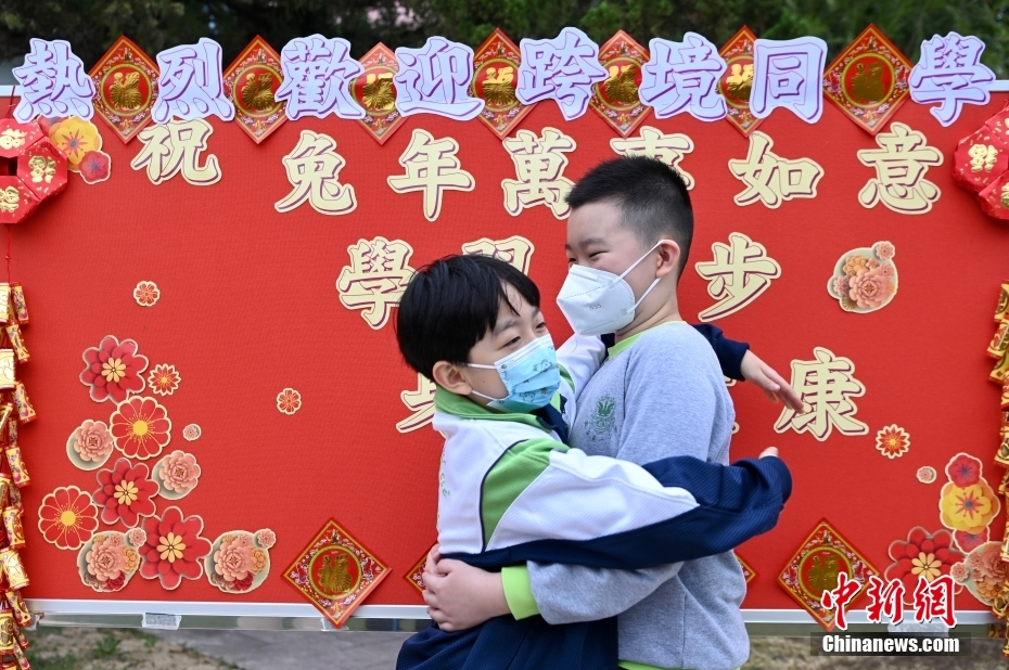 越境通學(xué)していた學(xué)童が香港特區(qū)の學(xué)校に戻る