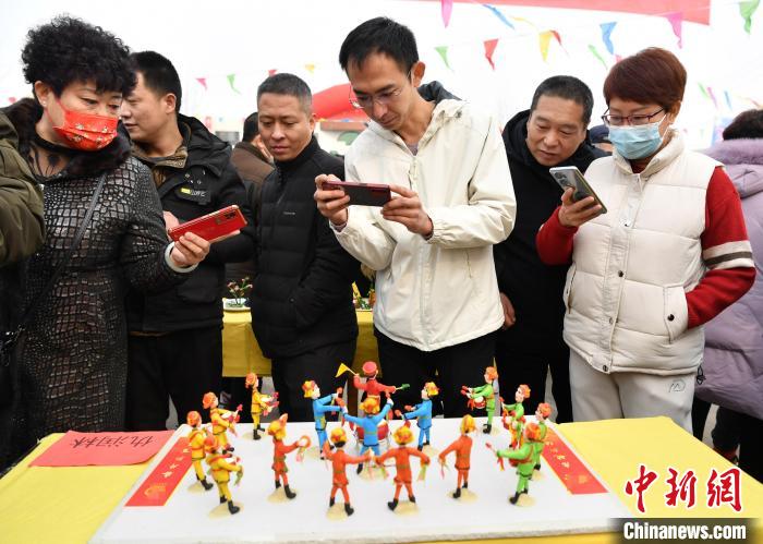 麺塑細(xì)工に興味津々？河北省南張村で無(wú)形文化遺産麺塑展